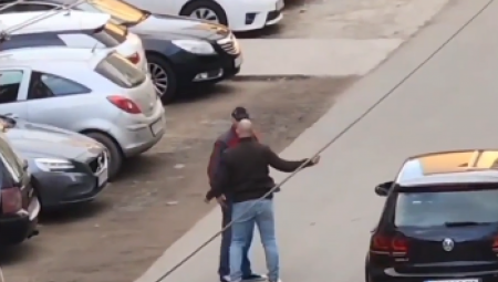 MUŠKARCI SE SVAĐALI OKO PARKINGA, A ONDA... Urnebesan snimak osvanuo na društvenim mrežama (VIDEO)