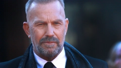 "VEĆ SAM ZALJUBLJEN" Kevin Kostner ima najlepše društvo, vidi se da uživa