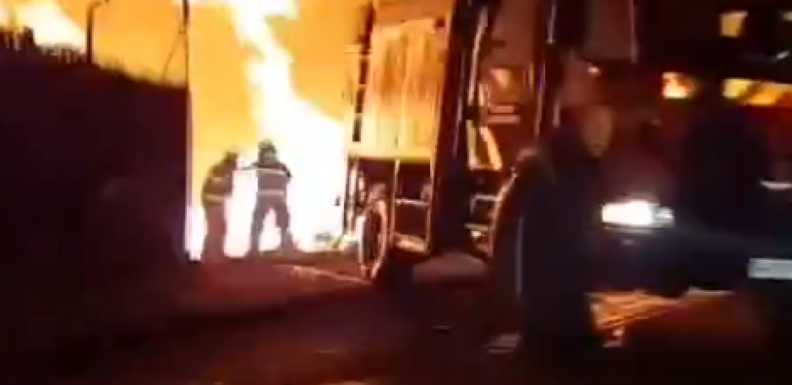 BUKTI POŽAR U KALUĐERICI Vatrogasne ekipe stigle na lice mesta (VIDEO)