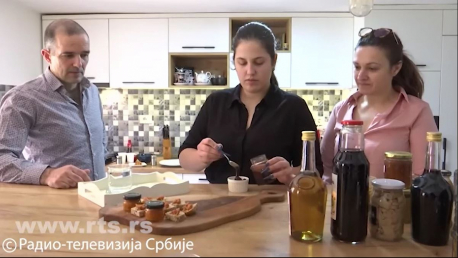 "ISPRŽITE 400 GRAMA SLANINE, DODAJTE ŽUTI ŠEĆER, LUK I BIBER" Porodica Janković napravila slatko od srpskog delikatesa