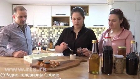 "ISPRŽITE 400 GRAMA SLANINE, DODAJTE ŽUTI ŠEĆER, LUK I BIBER" Porodica Janković napravila slatko od srpskog delikatesa