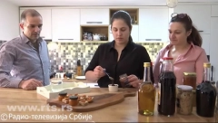 "ISPRŽITE 400 GRAMA SLANINE, DODAJTE ŽUTI ŠEĆER, LUK I BIBER" Porodica Janković napravila slatko od srpskog delikatesa