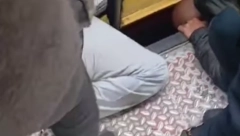 SVI SE ČUDE KAKO JE PREŽIVEO Čoveku se zaglavila glava između voza i prilazne rampe (VIDEO)