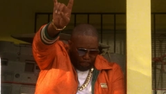 SKANDAL NA DODELI GREMIJA Reperu policija stavila lisice, odveli ga sa ceremonije, a ovo je razlog