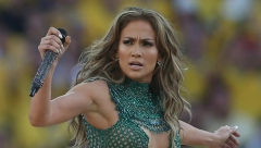 MALA NEZGODA Dženifer Lopez je na nastupu otpao ogroman pramen kose, evo kako je reagovala!