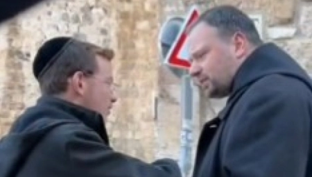 JEVREJI PLJUNULI SVEŠTENIKA U JERUSALIMU Isplivao snimak ŠOKANTNOG događaja "Brate, to sam uradio jer su hrišćani"