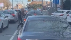 PRETI NOŽEM NASRED ULICE Haos u Bulevaru kralja Aleksandra - izašao iz auta, pa počeo da udara vozača (VIDEO)