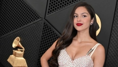 NOSILA HALJINU STARIJU OD NJE SAME Slavna pevačica ,,nasledila" svetlucav autfit, u njemu je prošetala boginja lepote 1995. godine!