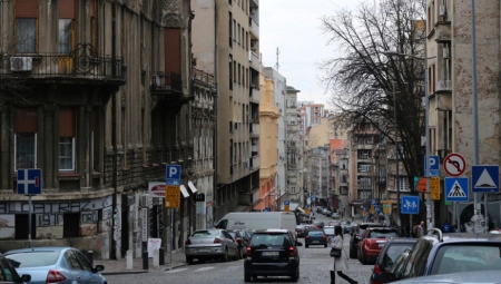 MANIJAK SA DORĆOLA UHODI ŽENE, PA SKIDA VEŠ Potraga je u toku, oglasio se MUP