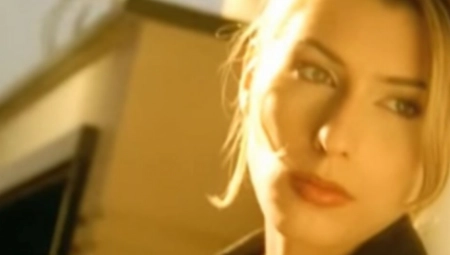 SCENE KAO IZ FILMA ZA ODRASLE! Eksplicitni kadrovi ovog spota i danas šokiraju, evo koja grupa je tada napravila haos na javnoj sceni