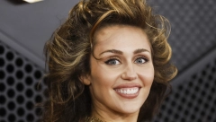 MAJLI SAJRUS NA DODELI GREMIJA UKRALA SVU PAŽNJU Njena haljina koja je rađena 675 sati je pravo remek delo visoke mode