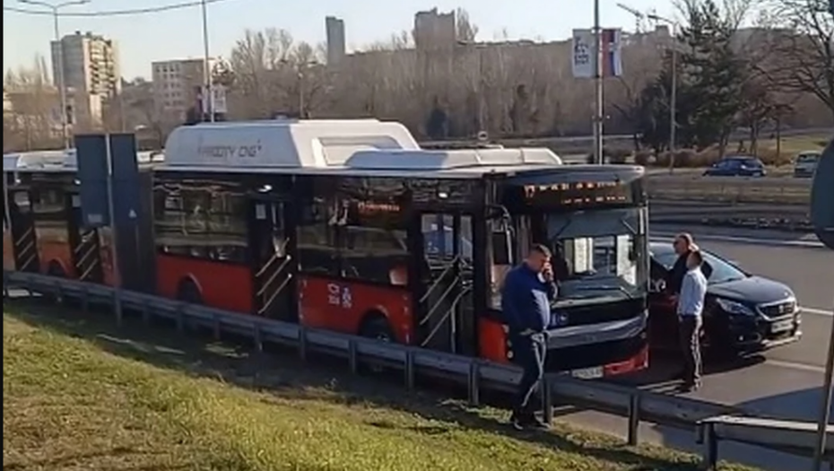 SUDAR DVA AUTOBUSA Udes na Autokomandi, dva policijska vozila na mestu nesreće