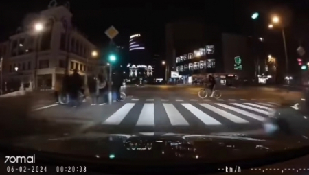 LUDA VOŽNJA DOSTAVLJAČA Vozio beogradskim ulicama, a onda je naišao auto... (VIDEO)