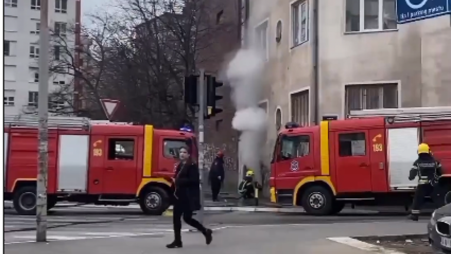 POŽAR NA ZVEZDARI Dim kulja iz zgrade, vatrogasci na terenu (VIDEO)