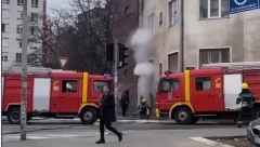 POŽAR NA ZVEZDARI Dim kulja iz zgrade, vatrogasci na terenu (VIDEO)