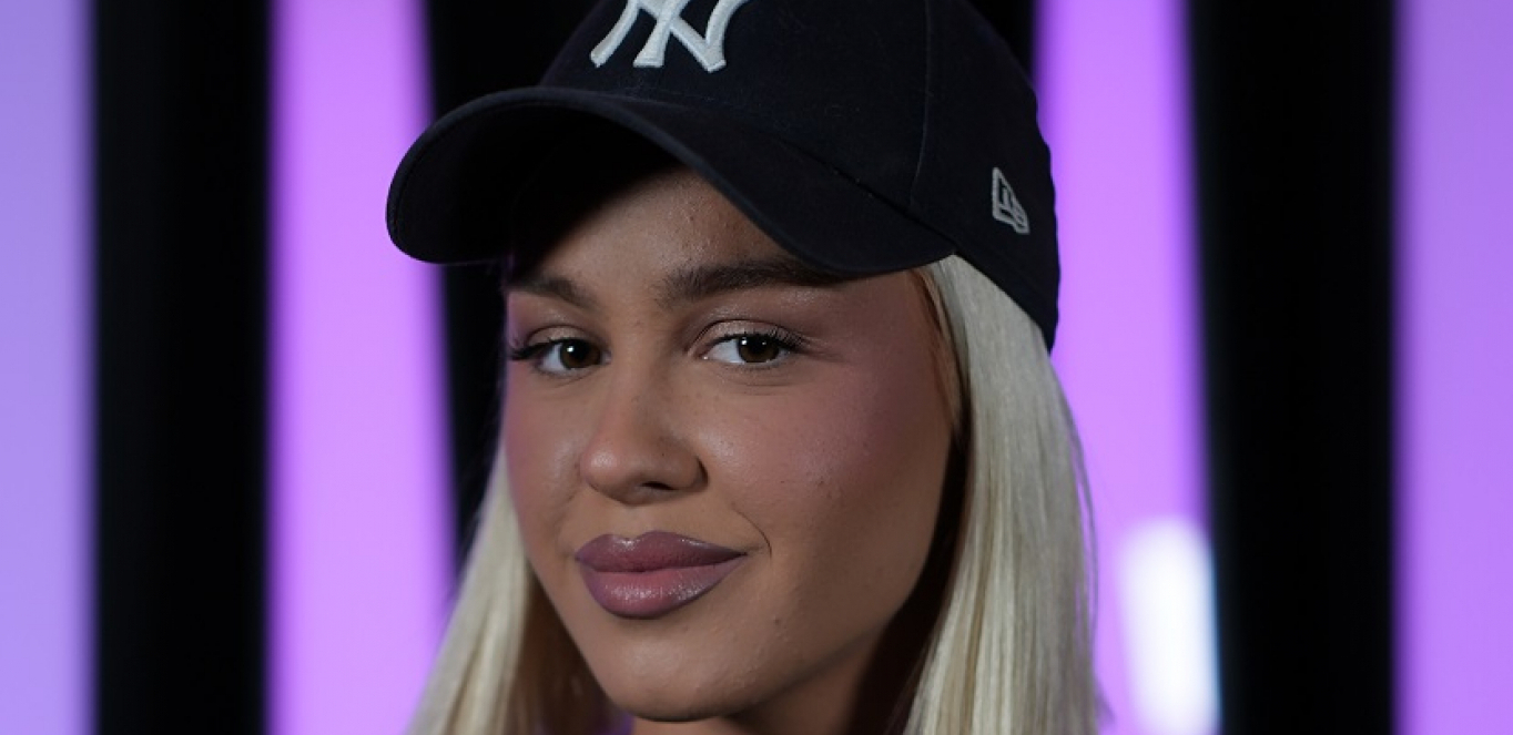 EMA RADUJKO U VEZI SA POZNATIM FUDBALEROM?! Odale ih fotografije sa jahte, sada je sve jasno!