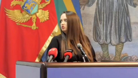 PUCNJI TOKOM SEDNICE SKUPŠTINE Nonšalantna reakcija crnogorske poslanice ZAPALILA mreže (VIDEO)