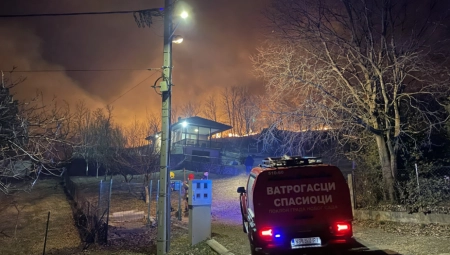 VATRA PROGUTALA KUĆU  Sumnja se da je zamrzivač odgovoran što je porodica iz Grmovca ostala bez krova nad glavom (VIDEO)