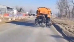 "OVO SU MRVICE ZA IVICU I MARICU, DA LAKŠE NAĐU PUT DO KUĆE" Putari u Valjevu bacali so na kolovoz na +18 stepeni! Pljušte komentari na hit snimak