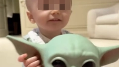 DVA MALA VANZEMALJCA Sin Paris Hilton se ludo zabavlja sa igračkom iz ,,Ratova zvezda", ushićena mama podelila neodoljiv snimak!