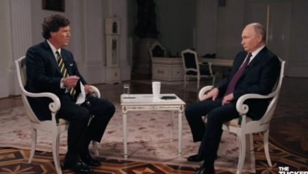 PUTIN DAO TAKERU NEOČEKIVAN POKLON Novinar dobio fasciklu sa dragocenim dokumentima