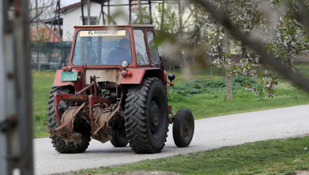 MAJKA (27) KRENULA PO DETE U ŠKOLU, PA BICIKLOM PODLETELA POD TRAKTOR Detalji tragedije kod Pančeva