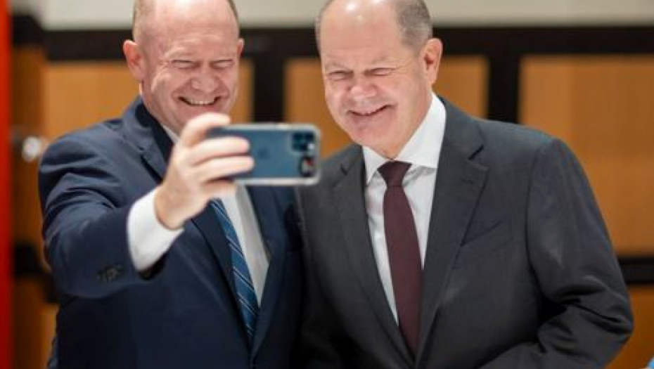 KO JE KO OVDE? Nemački kancelar sa svojim dvojnikom (FOTO)