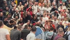 NEZAPAMĆEN HAOS U ARENI Zvezdini navijači zasuli predmetima sudije, a onda pocepali tunel (VIDEO)
