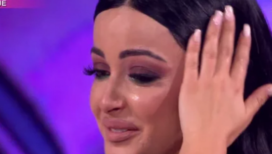 TAKMIČARKA ZVEZDA GRANDA PLAKALA KAO KIŠA NA BINI Članovi žirija se posvađali zbog nje i napravili skandal, a komentari su bili surovi