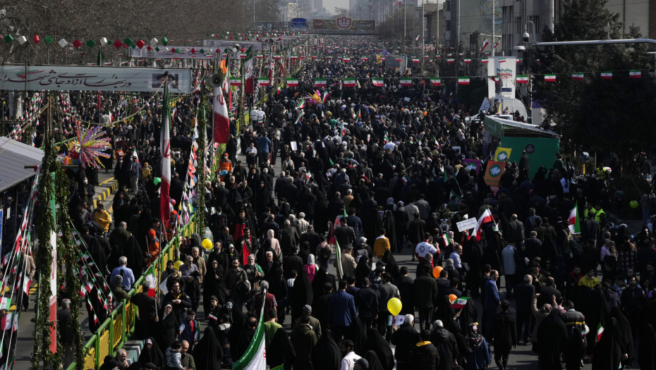 IRAN SLAVI 45. GODIŠNJICU ISLAMSKE REVOLUCIJE Pokazali balističke rakete, uzvikivali "Smrt Americi", palili zastave... (FOTO/VIDEO)