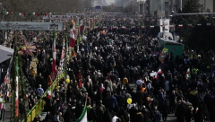 IRAN SLAVI 45. GODIŠNJICU ISLAMSKE REVOLUCIJE Pokazali balističke rakete, uzvikivali "Smrt Americi", palili zastave... (FOTO/VIDEO)