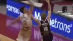 SUDIJE, ŠTA TO RADITE? Gledale snimak i donele pogrešnu odluku, Partizan oštećen u Laktašima (VIDEO)