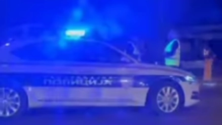 PREDNJI DELOVI VOZILA SU SMRSKANI Nemili snimak iz Novog Sada (VIDEO)