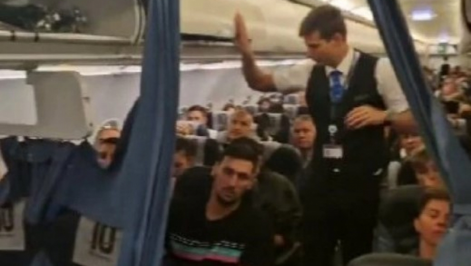 PUTNIK UMRO U AVIONU Prvo je iskašljavao krv, pa samo pao na pod