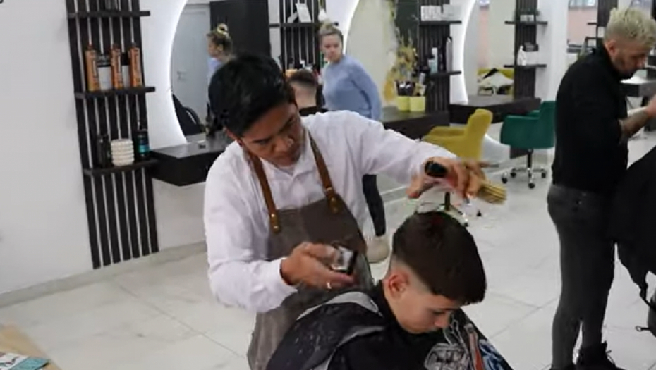 FILIPINAC ERAMA "RADI O GLAVI" Posao u berbernici dobio sasvim slučajno, a ovo je prva stvar koju je morao da uradi (VIDEO)