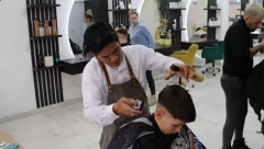 FILIPINAC ERAMA "RADI O GLAVI" Posao u berbernici dobio sasvim slučajno, a ovo je prva stvar koju je morao da uradi (VIDEO)