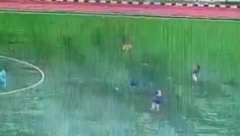 VRLO UZNEMIRUJUĆE Pojavio se strašan snimak: Grom ubio fudbalera tokom utakmice (VIDEO)