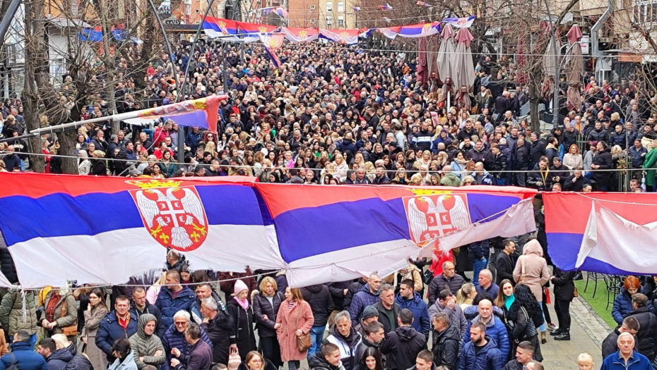 SRBI PROTIV KURTIJEVOG TERORA Počeo protest u Severnoj Mitrovici (FOTO)