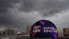 REPERKA POKAZUJE ZNAK ĐAVOLA DOK DRŽI KRST! Skandal na poznatom takmičenju, jezivi snimak kruži svetom!