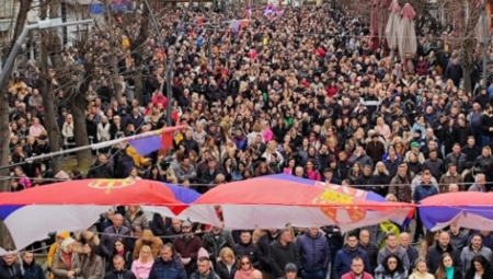 VELIČANSTVENI PRIZORI IZ VAZDUHA Reka Srba na ulici u borbi protiv KURTIJEVOG TERORA