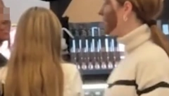 KAO DA SU POBEGLE IZ DŽUNGLE Sramotno ponašanje devojčica zgrozilo internet, hvataju se za glavu od šoka, a majka samo stoji i gleda