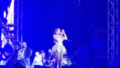 PRIJOVIĆKA CELA U KRISTALIMA Pevačica izgrmela na bini u Osijeku, kratka haljina istakla izvaajano telo, pevačica u nikad boljem izdanju