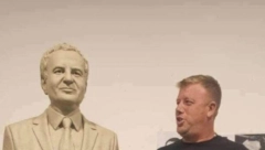 KURTI DOBIO BIZARNI SPOMENIK U PODUJEVU Naježićete se kad vidite čija bista će sutra biti postavljena u Južnoj Mitrovici!