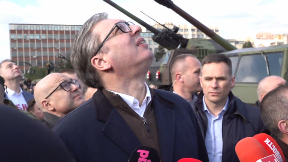 PREDSEDNIK OBILAZIO ORUŽJE, A ONDA SE ZAČUO ZLOKOBAN ZVUK "Ovo su moji omiljeni helikopteri"