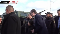 "AJDE, ĆERO" Vučić razgledao tenkove, a onda je ona upala u masu i ukrala njegovu pažnju