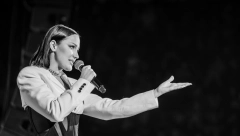 PRIJI PUKLE HELANKE U PREDELU MEĐUNOŽJA Aleksandra se prisetila peha koji joj se dogodio usred koncerta