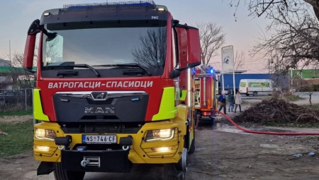 VELIKI POŽAR U RAKOVICI Gust dim prekrio naselje