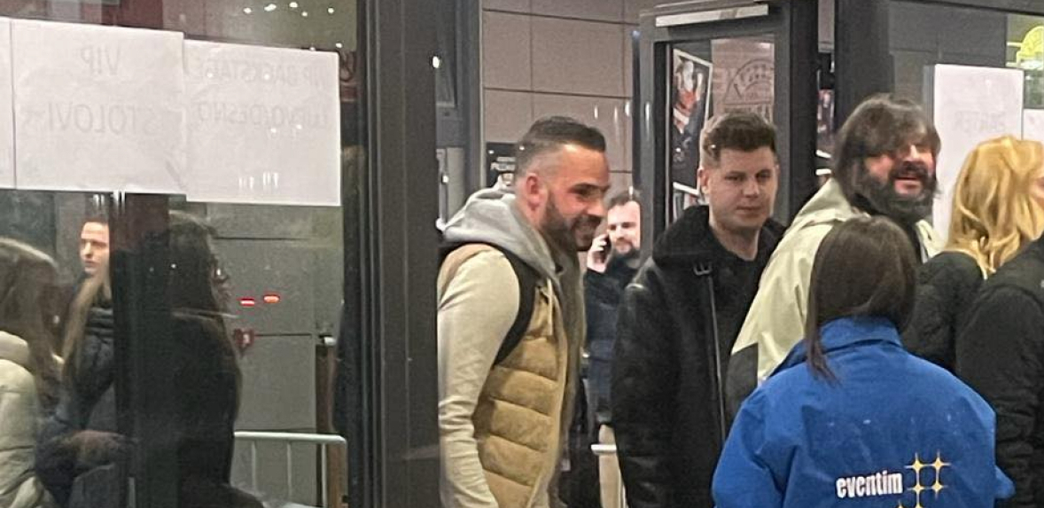 FILIP ŽIVOJINOVIĆ STIGAO NA KONCERT ZAJEDNO SA FANOVIMA Pokušao da prođe neprimećeno, a ovaj detalj je svima privukao pažnju
