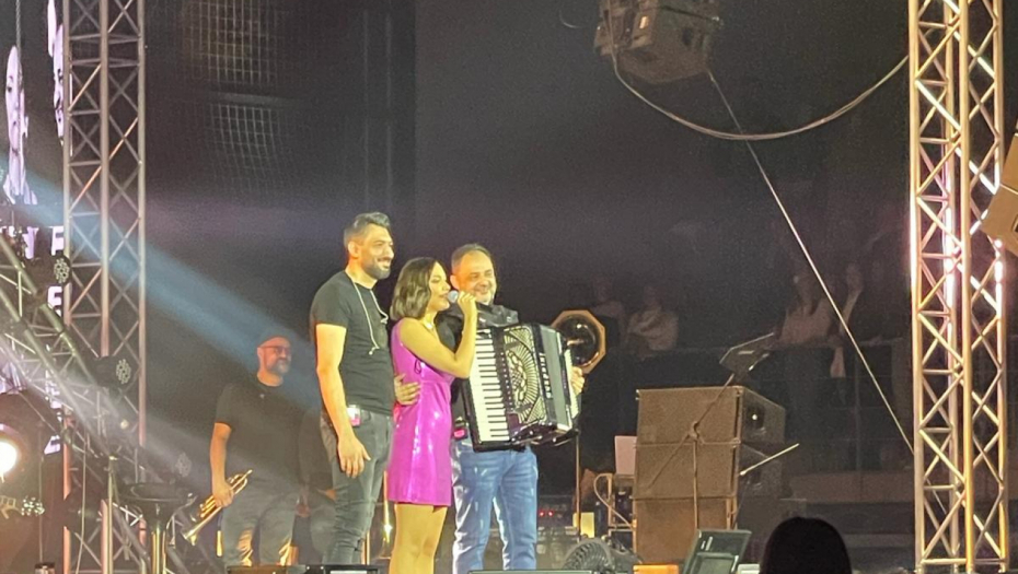 SA NJIMA JE POČELA DA PEVA Prijovićki se pridružili kumovi na sceni, a onda je nastao lom u publici