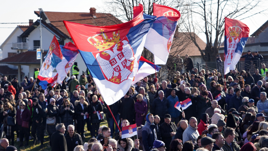 DA LI STE VI LJUDI, BRE, NORMALNI? Tajkunskim medijima i NA SRETENJE smetaju srpska zastava i ćirilica!